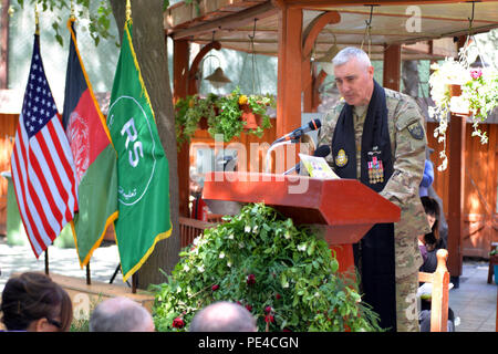 KABUL, Afghanistan (Sept. 9, 2015) U.S. Army Kaplan Maj. Sean Wead, liefert der Aufruf für die Trauerfeier. Koalitionstruppen hielt eine Gedenkstätte gefallenen Freunde von DynCorp International zu gedenken, die von einem Angriff auf ihren Konvoi 12.08.22 in Kabul ums Leben gekommen. Richard McEvoy, Corey Dodge und Barry Sutton wurden zivile Auftragnehmer, die auf den Schutz für das Beraterteam der afghanischen nationalen Armee und der afghanischen nationalen Polizei im Rahmen der NATO-geführten Mission diente der entschlossenen Unterstützung. Die Destille Garten wurde mit diesen zahlen ihren Respekt einschließlich Führungskräfte von RS, US verpackt Stockfoto