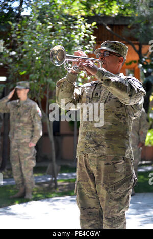 KABUL, Afghanistan (Sept. 9, 2015) Koalition Truppen hielt eine Gedenkstätte gefallenen Freunde von DynCorp International zu gedenken, die von einem Angriff auf ihren Konvoi 12.08.22 in Kabul ums Leben gekommen. Richard McEvoy, Corey Dodge und Barry Sutton wurden zivile Auftragnehmer, die auf den Schutz für das Beraterteam der afghanischen nationalen Armee und der afghanischen nationalen Polizei im Rahmen der NATO-geführten Mission diente der entschlossenen Unterstützung. Die Destille Garten wurde mit diesen zahlen ihren Respekt einschließlich Führungskräfte von RS, US-Truppen-Afghanistan, der US-Botschaft - Kabul und DynCorp verpackt. (Us-Militär Foto b Stockfoto