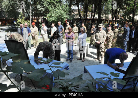 KABUL, Afghanistan (Sept. 9, 2015) Koalition Truppen und zivilen Zeichen memorial Bücher für die gefallenen Freunde von DynCorp International, die von einem Angriff auf ihren Konvoi 12.08.22 in Kabul ums Leben gekommen. Richard McEvoy, Corey Dodge und Barry Sutton wurden zivile Auftragnehmer, die auf den Schutz für das Beraterteam der afghanischen nationalen Armee und der afghanischen nationalen Polizei im Rahmen der NATO-geführten Mission diente der entschlossenen Unterstützung. Die Destille Garten wurde mit diesen zahlen ihren Respekt einschließlich Führungskräfte von RS, US-Truppen-Afghanistan, der US-Botschaft - Kabul und DynCorp verpackt. (Us-Militär p Stockfoto