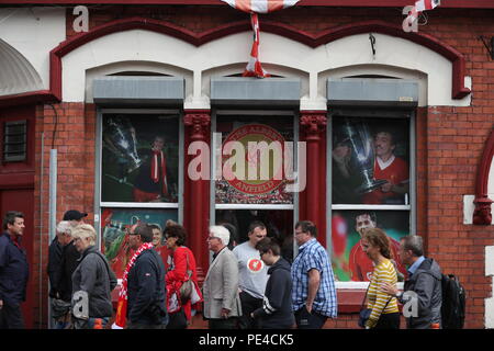 Fans außerhalb der Albert Pub vor dem Premier League Spiel zwischen Liverpool und West Ham United in Liverpool, Liverpool. Stockfoto