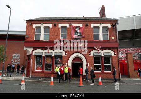 Fans außerhalb der Albert Pub vor dem Premier League Spiel zwischen Liverpool und West Ham United in Liverpool, Liverpool. Stockfoto