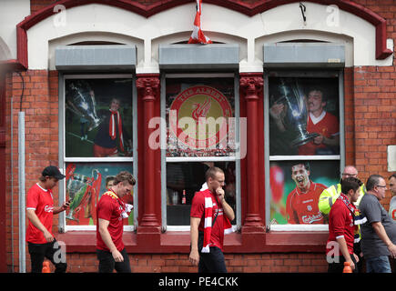 Fans außerhalb der Albert Pub vor dem Premier League Spiel zwischen Liverpool und West Ham United in Liverpool, Liverpool. Stockfoto