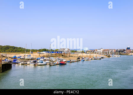 Panorama Blick entlang der Fluss Arun Mündung mit angelegten segeln Boote in Littlehampton, einem kleinen Ferienort an der Südküste in West Sussex, UK Stockfoto