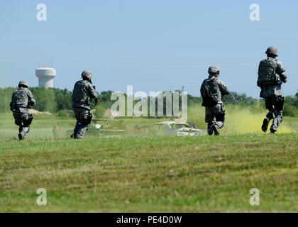 Die Flieger auf der 22 Sicherheitskräfte Squadron Ansturm auf eine defensive Position zugewiesen, während sich eine simulierte Feinde während einer Übung, Sept. 3, 2015, McConnell Air Force Base, Kan. Der Verteidiger mit der 22 SFS Fokus auf Sicherheit während zu Hause Station, während dieser Schulung behandelt Szenarien wahrscheinlicher in einem bereitstellungsort gesehen zu werden. (U.S. Air Force Foto von älteren Flieger Victor J. Caputo) Stockfoto