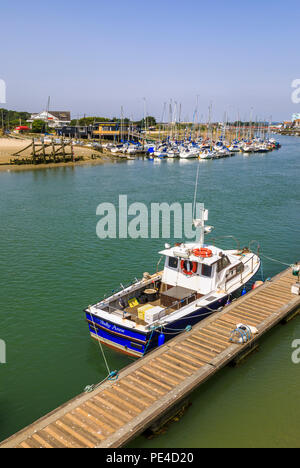 Angeln Boot festgemacht an einem Ponton auf dem Fluss Arun Estuary, Littlehampton, einem kleinen Ferienort an der Südküste in West Sussex, UK im Sommer Stockfoto