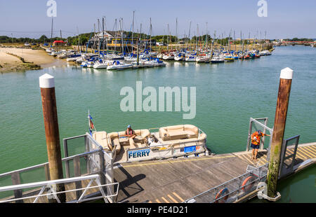 Fähre nach Westen Strand über den Fluss Arun in Arundel, einem kleinen Ferienort an der Südküste in West Sussex, UK im Sommer Stockfoto