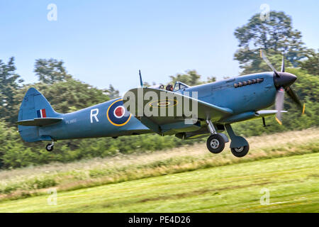 Peter Teichman bringt seine 1944 Spitfire PR. XI PL 965 im für eine Landung in Old Warden, Bedfordshire in 2013. Foto mit einer Canon EOS 7D Kamera genommen. Stockfoto