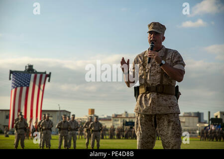 Generalleutnant John wissler Adressen Marines während der III Marine Expeditionary Force Ändern des Befehls Zeremonie im Camp Foster, Okinawa, Japan, Sept. 11, 2015. Wissler, wer hat die III MEF kommandierende General für die letzten zwei Jahre gewesen, seinem Befehl zu Generalleutnant Larry Nicholson aufgegeben. Wissler ist ein Eingeborener von Camp Pendleton, Calif. Nicholson ist aus Toronto. Stockfoto