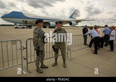 Senior Airman Lisa Duval und Flieger 1. Klasse Xavier Lopez, beide Mitglieder der 127 Wing Sicherheitskräfte Squadron Sicherheit für die Air Force One bei Selfridge Air National Guard Base, Sept. 9, 2015. Präsident Barack Obama hielt am Ausgangspunkt für einen Ausflug zu den nahe gelegenen Macomb Community College in Warren, Michigan, eidgenössischen Hochschulen Initiativen zu diskutieren. (U.S. Air National Guard Foto von Master Sgt. David Kujawa/Freigegeben) Stockfoto