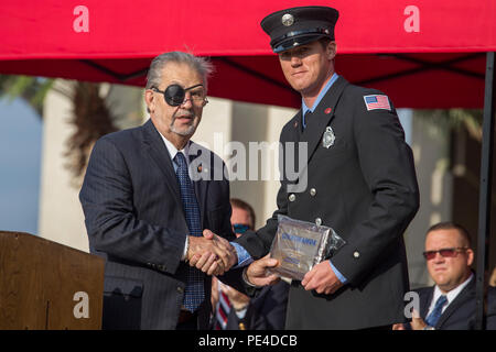 Kevin Averill, ein Feuerwehrmann mit dem Parris Island Feuerwehr, erhält die Beaufort County Fire Fighter des Jahres Sept. 11, 2015, Henry C. Kammern Waterfront Park in Beaufort S.C. Ron Voegeli, Schatzmeister des Exchange Club von Beaufort, die Auszeichnung von Averill präsentiert für seine hervorragende Arbeit während des ganzen Jahres. "Dies ist nicht eine persönliche Auszeichnung für mich", sagte Averill, 29, von Beaufort, S.C. "Diese Auszeichnung alle der großen Dinge, die Männer und Frauen, mit denen ich arbeite für diese Gemeinschaft getan haben." averill mit dem Parris Island Feuerwehr für vier Jahre gedient hat, zeigt. Stockfoto