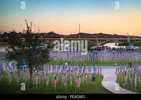 Lokale Feuerwehrmänner, Strafverfolgung, Mitglieder der grösseren Phoenix Gemeinschaft, und Marines erfaßt am 9-11 Heilung Field Memorial bei Tempe Town Lake in Tempe, Ariz. für die Gefallenen Sept. 11, 2015 ehren. Mehr als 800 Marines sind derzeit im Tal der Sonne als Teil der maritimen Woche Phoenix Gemeinschaft, Land zu feiern, und Corps mit den Bürgern von Arizona. Die Marines sind die Band Konzerte, präsentiert Ausstattung und Flugzeuge wie die MV-22 Osprey und AH-1Z Super Cobra und Engagement in Gemeinschaft Service Veranstaltungen. (U.S. Marine Corps Foto von Sgt. Tyler J. Solothurn) Stockfoto