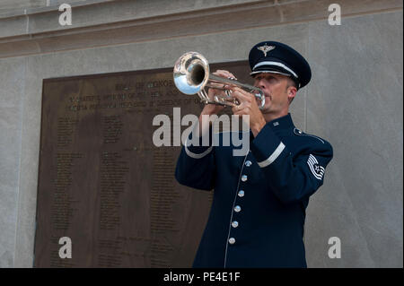 150911-N-EB 301-297 Newport News, Virginia (Sept. 11, 2015) Tech. Sgt. Scott Dooley spielt "Hähne" während einer Zeremonie am Siegestor in Newport News, Virginia, die tragischen Ereignisse vom 11. September 2001 zu gedenken. Der nimitz-Klasse Flugzeugträger USS Abraham Lincoln (CVN 72) befindet sich derzeit in einer Betankung und komplexen Überholung (RCOH) bei Newport News Shipbuilding, eine Division von Huntington Ingalls Industrien. (U.S. Marine Foto von Mass Communication Specialist 3. Klasse Matthew Jung/Freigegeben) Stockfoto