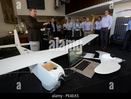 150909-N-PX 557-027 NEWPORT, R.I. (Sept. 9, 2015) die Studenten zugewiesen, U.S. Naval War College (NWC) anzeigen Statische zeigt Unmanned Aerial Vehicle (UAV) als Teil der unbemannten Der NWC-Systeme und Konflikte im 21. Jahrhundert Wahlpflichtfach. Scan Adler, Puma Alle Umwelt (AE), Wasp AE, und Switchblade UAVs waren auf Anzeige und Studenten aus erster Hand Exposition gegenüber der Systeme, Funktionen und Anwendungen. Ziel des Kurses ist es, den Studierenden die wissenschaftlichen, ethischen vertraut zu machen, und operativen Fragen im Zusammenhang mit der Beschäftigung von unbemannten und Robot-systeme in der nationalen Secu Stockfoto