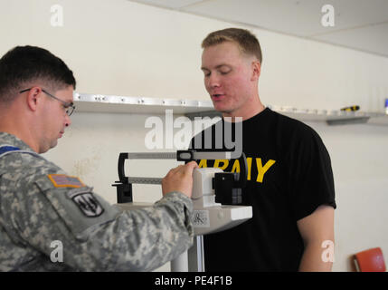 Pfc. Christian Schlegel, eine militärische Polizei Mitglied mit dem 18 Military Police Brigade, 21 Theater Sustainment Command, "wiegt" vor dem Start der 2015 europäischen Best Krieger Wettbewerb im Camp Aachen Sept. 13. Rund 22 Kandidaten beteiligen sich an der intensiven, zermürbende jährlichen einwöchigen Wettbewerb, das prestigeträchtigste Event der Region. Veranstalter wird top Junior Officer des Jahres, noncommissioned Officer und Soldat während eine abschließende Zeremonie für Freitag, Sept. 18 schiefergedeckt, verkünden. (U.S. Armee Foto: Staff Sgt. Warren W. Wright jr., 21 TSC öffentlichen Affai Stockfoto