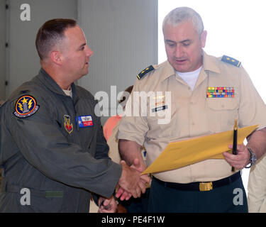 Oberst Gary Jones (links), 147 Aufklärer Flügel stellvertretender Kommandeur, schüttelt Hände mit Brig. Gen. Enrique Vargas Trujillo, Joint Task Force Nudo de Paramillo Commander, nachdem ihm eine lithographische Bild während des Besuchs des kolumbianischen Personal der Hochschule zu Ellington Field Joint Mindestreservebasis Sept. 11, 2015 in Houston, Texas. (Texas National Guard Foto: Staff Sgt. Mindy Bloem) Stockfoto