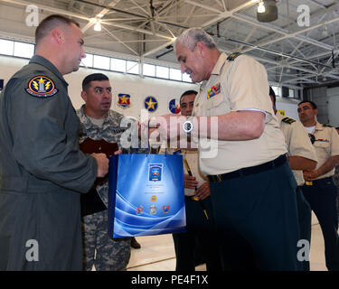 Oberst Gary Jones (links), 147 Aufklärer Flügel stellvertretender Kommandeur, Austausch Zeichen der Anerkennung mit Brig. Gen. Enrique Vargas Trujillo, Kommandeur der Joint Task Force Nudo de Paramillo, im Namen der Abgeordneten und der Delegation von Lehrern und Schülern von der kolumbianischen Streitkräfte während ihres Besuchs in Ellington Field Joint Mindestreservebasis, Texas, Sept. 11, 2015. (Texas National Guard Foto: Staff Sgt. Mindy Bloem) Stockfoto