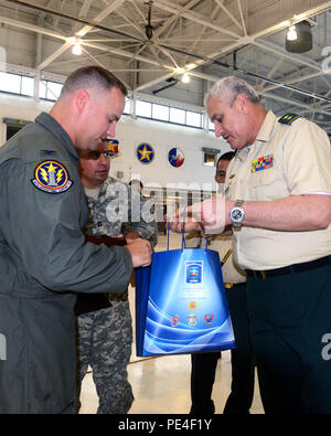 Oberst Gary Jones (links), 147 Aufklärer Flügel stellvertretender Kommandeur, Austausch Zeichen der Anerkennung mit Brig. Gen. Enrique Vargas Trujillo, Joint Task Force Nudo de Paramillo Commander im Namen von Ellington JRB Mitglieder und die Delegation von Lehrern und Schülern von der kolumbianischen Streitkräfte bei ihrem Besuch in Houston Sept. 11, 2015. (Texas National Guard Foto: Staff Sgt. Mindy Bloem) Stockfoto