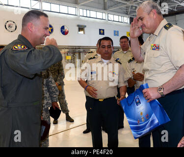 Oberst Gary Jones (links), 147 Aufklärer Flügel stellvertretender Kommandeur, begrüßt Brig. Gen. Enrique Vargas Trujillo, Joint Task Force Nudo de Paramillo Commander, nach dem Austausch von Zeichen der Anerkennung im Namen beider Ellington JRB Mitglieder und die Delegation von Lehrern und Schülern von der kolumbianischen Streitkräfte bei ihrem Besuch in Houston Sept. 11, 2015. (Texas National Guard Foto: Staff Sgt. Mindy Bloem) Stockfoto