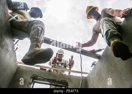 Us-Armee General Vincent Brooks, General der US-Armee Pazifik, wirft mit Louisiana National Guard Soldaten aus 1022Nd Ingenieur Unternehmen Standortwahl auf einem Dach, die Sie während einer Schule bauen neben der Operation Keris Streik bauen, Pacific Pathways 2015 Tai Ping, Malaysia, an Sept. 9, 2015. Betrieb Keris Streik ist eine regelmäßig geplante bilaterale Übung gesponsert von US-Army-Pacific, gehostet, die jährlich durch die Tentera Darat Malaysia regionale Sicherheit, Unterstützung und Zusammenarbeit zu fördern. (U.S. Armee Foto von SPC. Michael Sharp / freigegeben) Stockfoto