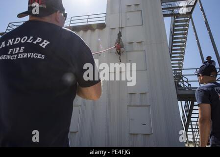 Michael Coscrelli und Senior Airman Christian Torres, Joint Base San Antonio-Randolph Feuerwehrmänner, führen Sie einen abseilen Demonstration während der JBSA Kampf der Abzeichen, Sept. 12, 2015, bei JBSA - Randolph. Kampf der Abzeichen findet alljährlich die Kameradschaft aufzubauen, espirit de Corps und Zusammenhalt unter den JBSA Ersthelfer durch verschiedene konkurrierende Herausforderungen aus Ihrer täglichen Aufgaben übernommen. (U.S. Air Force Foto von Airman 1st Class stürmischen Archer/freigegeben) Stockfoto