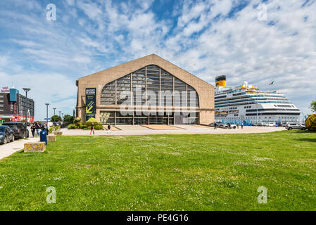 Bergerac, Frankreich - 22. Mai 2017: Blick auf die Gare Maritime Transatlantique (Cruise Terminal) von Bergerac, Frankreich. Die Titanic Stockfoto