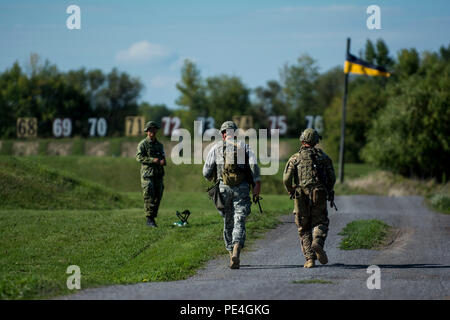 Chief Warrant Officer zwei Andy Knote, von North Chicago, und Staff Sgt. Jason Godel, von San Antonio, US-Armee finden internationale Combat Team Wettbewerber, ihre nächsten Zündzeitpunkt während einer 7 Kilometer langen Gewehr militärischer Biathlon übereinstimmen, die mehrere physische Hindernisse während der 2015 kanadischen Streitkräften Kleinwaffen Konzentration am Connaught Bereich außerhalb von Ottawa, Kanada, Sept. 14. Die internationale Treffsicherheit der Wettbewerb dauerte ungefähr zwei Wochen, die in mehr als 250 insgesamt Mitbewerber aus den Britischen, Kanadischen und US-amerikanischen Streitkräfte in mehr als 50 Matches konkurrierenden inv Stockfoto