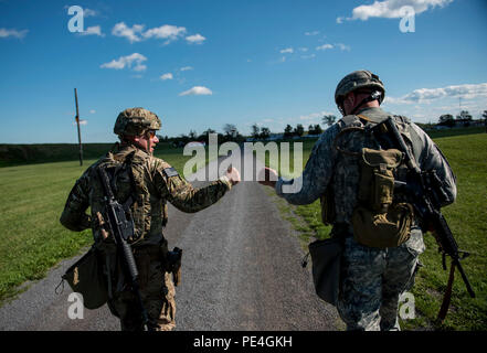 Chief Warrant Officer zwei Andy Knote, von North Chicago, und Staff Sgt. Jason Godel, von San Antonio, US-Armee finden internationale Combat Team Wettbewerber, Faust - Pumpe bei einem 7 km Gewehr militärischer Biathlon übereinstimmen, die mehrere physische Hindernisse während der 2015 kanadischen Streitkräften Kleinwaffen Konzentration am Connaught Bereich außerhalb von Ottawa, Kanada, Sept. 14. Die internationale Treffsicherheit der Wettbewerb dauerte ungefähr zwei Wochen, die in mehr als 250 insgesamt Mitbewerber aus den Britischen, Kanadischen und US-amerikanischen Streitkräfte in mehr als 50 Spiele mit Beteiligung Gewehr, Pistole konkurrierenden Ein Stockfoto