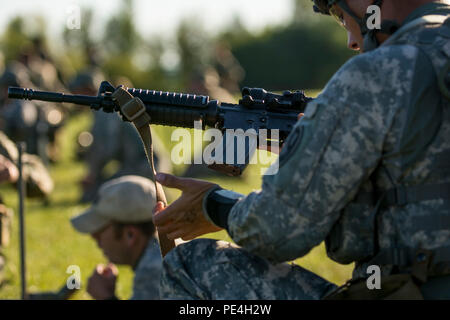 Staff Sgt. Chris Kizanis, der Boise State University, Idaho, U.S. Army finden internationale Combat Team Konkurrent, lädt ein Magazin in seinem Gewehr bei einem Gewehr internationalen Match Targets in verschiedenen feuern Positionen zu engagieren, während die 2015 kanadischen Streitkräften Kleinwaffen am Connaught Bereich Konzentration außerhalb von Ottawa, Kanada, Sept. 15. Die Treffsicherheit der Wettbewerb brachte in insgesamt mehr als 250 Konkurrenten aus den Britischen, Kanadischen und US-amerikanischen Streitkräfte konkurrieren in mehr als 50 Spiele mit Beteiligung Gewehr, Pistole und Light Machine Gun Veranstaltungen mit verschiedenen bekämpfen - wie Bewegungen und Szenarien Stockfoto