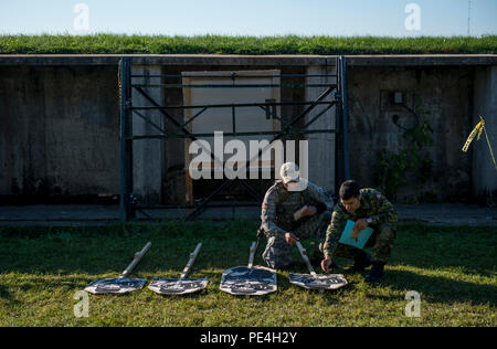 Eine kanadische Armee Soldat grade die Hits von Staff Sgt. Chris Kizanis, der Boise State University, Idaho, U.S. Army finden internationale Combat Team Wettbewerber, die nach Beendigung einer Gewehr Länderspiel in dem Ego-shooter vorwärts 100 Meter in einer Zeit gehetzt Ziele in verschiedenen feuern Positionen zu engagieren, während die 2015 kanadischen Streitkräften Kleinwaffen Konzentration am Connaught Bereich außerhalb von Ottawa, Kanada, Sept. 15. Die Treffsicherheit der Wettbewerb brachte in insgesamt mehr als 250 Konkurrenten aus den Britischen, Kanadischen und US-amerikanischen Streitkräfte konkurrieren in mehr als 50 Spiele mit Beteiligung Gewehr, Pistole und Li Stockfoto