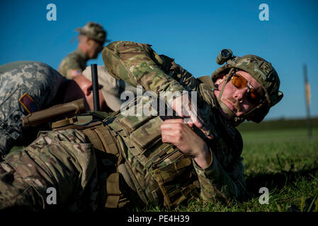 Chief Warrant Officer zwei Andy Knote, von North Chicago, US-Armee finden internationale Combat Team Konkurrent, entfernt ein Magazin seine Waffe bei einem Gewehr Länderspiel in dem Ego-shooter vorwärts 100 Meter an Rush Ziele in verschiedenen feuern Positionen zu engagieren, während die 2015 kanadischen Streitkräften Kleinwaffen zu laden Konzentration am Connaught Bereich außerhalb von Ottawa, Kanada, Sept. 15. Die Treffsicherheit der Wettbewerb brachte in insgesamt mehr als 250 Konkurrenten aus den Britischen, Kanadischen und US-amerikanischen Streitkräfte konkurrieren in mehr als 50 Spiele mit Beteiligung Gewehr, Pistole und Licht m Stockfoto