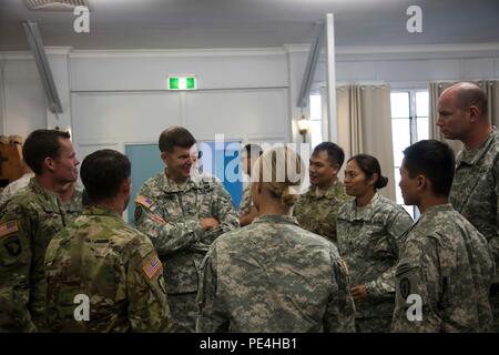 Us-Armee Generalmajor Todd McCaffrey, Stabschef der US-Armee, Pazifik, spricht mit den Soldaten aus dem 25 Infanterie Division, USARPAC vor der Übung Kowari 2015 Siegerehrung Sept. 12 an Larrakeyah Kaserne, Darwin, Northern Territory, Australien. In der zweiten Iteration, kowari 15 war eine trilaterale Umwelt überleben Ausbildung bewirtet durch Australien und enthalten Kräfte aus den USA, Australien und China gleichzeitig. (U.S. Marine Corps Foto von 1 Leutnant George McArthur/Freigegeben) Stockfoto