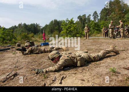 Fallschirmjäger mit der US-Armee 173rd Airborne Brigade das Durchbrechen eines kabelgebundenen - Hindernis für Soldaten mit 21 Brigade des ukrainischen Nationalgarde während des ersten Tages der dritte Drehung des unerschrockenen Wächter Sept. 15, 2015, in Yavoriv, Ukraine demonstrieren. Die fallschirmjäger sind in der Ukraine für die dritte Drehung der Ukraine neu gegründeten National Guard als Teil von Fearless Wächter, die voraussichtlich bis November zum letzten Zug. (U.S. Armee Foto von Sgt. Alexander Skripnichuk, 13 Public Affairs Abteilung) Stockfoto