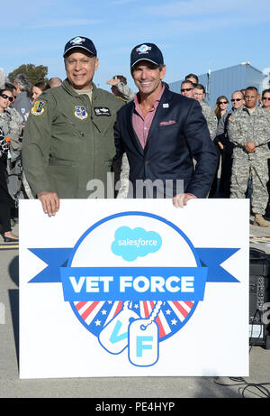 Oberst Daniel A. Lapostole, Vice Wing Commander, 129 Rettung Flügel, wirft mit Dan Streetman, Senior Vice President für weltweite Allianzen und Tv Go-to-Market von Salesforce, Moffett Federal Airfield, Calif., Sept. 15, 2015. VetForce's, zusammen mit Salesforce, Mission ist es, das Leben von 10.000 Veteranen, indem Sie Salesforce Training, Zertifizierung und der damit verbundenen Beschäftigung gewinnen. (U.S. California Air National Guard Foto von Kim E. Ramirez) Stockfoto