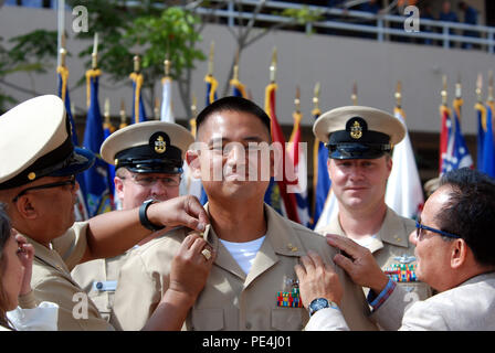 150916-N-BB 534-742 Chief Hospital Corpsman Peejay R. Panganiban hat seinen Anker auf während eines Chief Petty Officer pinning Zeremonie an Balboa Naval Hospital festgesteckt. Insgesamt 18 Leiter von Balboa zugewiesen wurden während der Zeremonie gefördert. (U.S. Marine Foto von Mass Communication Specialist 1. Klasse Elizabeth Merriam / freigegeben) Stockfoto