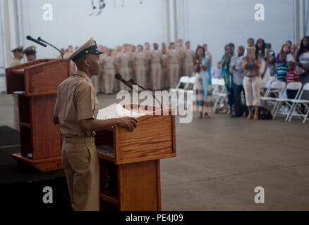 150916-N-XX 999-035 SAN DIEGO (Sept. 16, 2015) Ehrenmitglieder Chief Legalman Aundra R. Howard Adressen chief wählt, seine Familie und Freunde während der Naval Special Warfare West Chief Petty Officer pinning Zeremonie 2015. Howard wurde achtbar aus der Marine nach 11 Jahren Service zurückgezogen, nachdem mit Krebs diagnostiziert wird. (U.S. Marine Foto von Mass Communication Specialist Seaman Lewis C. Haskell/Freigegeben) Stockfoto