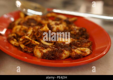 Nyonya Food Garnelen- und Tintenfischgericht Stockfoto