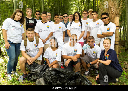 Freiwillige posieren für ein Gruppenfoto nach der Ernte den Abfall an der Kintai-Bereich in Iwakuni, Japan, während einer Community Relations Veranstaltung der einzigen Marine Programm an Bord der Marine Corps Air Station Iwakuni, Japan, Sept. 4, 2015 gehostet wird. Etwa 24 freiwillige verbrachte mehr als zwei Stunden herauf Wurf an der Seite der Straße. (U.S. Marine Corps Foto von Sgt. Antonio J. Rubio/Freigegeben) Stockfoto