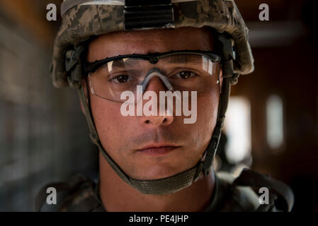 Staff Sgt. Chris Kizanis, der Boise State University, Idaho, U.S. Army finden internationale Combat Team Shooter, wartet eine dynamische pistolestrecke als Teil der 2015 kanadischen Streitkräften Kleinwaffen zu beginnen Konzentration am Connaught Bereich außerhalb von Ottawa, Kanada, Sept. 16. Die internationale Treffsicherheit der Wettbewerb dauerte ungefähr zwei Wochen, die in mehr als 250 insgesamt Mitbewerber aus den Britischen, Kanadischen und US-amerikanischen Streitkräfte konkurrieren in mehr als 30 Spiele mit Beteiligung Gewehr, Pistole und Light Machine Gun Veranstaltungen mit verschiedenen bekämpfen - wie Bewegungen und Szenarien. (U.S. Armee Foto von Master Sgt. M Stockfoto