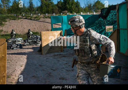 Staff Sgt. Chris Kizanis, der Boise State University, Idaho, U.S. Army finden internationale Combat Team Shooter, engagiert sich feindliche Ziele während der dynamischen pistolestrecke als Teil der 2015 kanadischen Streitkräften Kleinwaffen Konzentration am Connaught Bereich außerhalb von Ottawa, Kanada, Sept. 16. Die internationale Treffsicherheit der Wettbewerb dauerte ungefähr zwei Wochen, die in mehr als 250 insgesamt Mitbewerber aus den Britischen, Kanadischen und US-amerikanischen Streitkräfte konkurrieren in mehr als 30 Spiele mit Beteiligung Gewehr, Pistole und Light Machine Gun Veranstaltungen mit verschiedenen bekämpfen - wie Bewegungen und Szenarien. (U.S. Armee Foto von Stockfoto