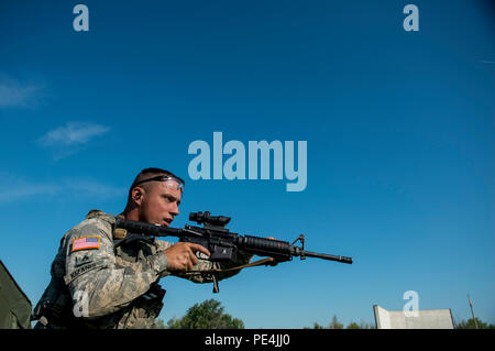 Staff Sgt. Chris Kizanis, der Boise State University, Idaho, U.S. Army finden internationale Combat Team Shooter, führt Gewehr Bohrer, bevor es in eine dynamische pistolestrecke als Teil der 2015 kanadischen Streitkräften Kleinwaffen Konzentration am Connaught Bereich außerhalb von Ottawa, Kanada, Sept. 16. Die internationale Treffsicherheit der Wettbewerb dauerte ungefähr zwei Wochen, die in mehr als 250 insgesamt Mitbewerber aus den Britischen, Kanadischen und US-amerikanischen Streitkräfte konkurrieren in mehr als 30 Spiele mit Beteiligung Gewehr, Pistole und Light Machine Gun Veranstaltungen mit verschiedenen bekämpfen - wie Bewegungen und Szenarien. (U.S. Ar Stockfoto