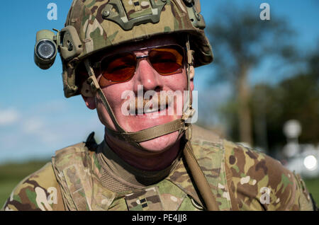 Chief Warrant Officer zwei Andy Knote, von North Chicago, US-Armee finden internationale Combat Team Konkurrenten, läuft zu seinem nächsten Punkt nach Durchführung einer 75-Kilogramm dummy über eine 100-m-Distanz bei einem 7 km Gewehr militärischer Biathlon übereinstimmen, die mehrere physische Hindernisse während der 2015 kanadischen Streitkräften Kleinwaffen Konzentration am Connaught Bereich außerhalb von Ottawa, Kanada, Sept. 14. Die internationale Treffsicherheit der Wettbewerb dauerte ungefähr zwei Wochen, die in mehr als 250 insgesamt Mitbewerber aus den Britischen, Kanadischen und US-amerikanischen Streitkräfte in mehr als 50 mat konkurrierenden Stockfoto