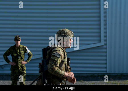 Chief Warrant Officer zwei Andy Knote, von North Chicago, US-Armee finden internationale Combat Team Konkurrenten, läuft die Endphase einer sieben Kilometer langen Gewehr militärischer Biathlon übereinstimmen, die mehrere physische Hindernisse während der 2015 kanadischen Streitkräften Kleinwaffen Konzentration am Connaught Bereich außerhalb von Ottawa, Kanada, Sept. 14. Die internationale Treffsicherheit der Wettbewerb dauerte ungefähr zwei Wochen, die in mehr als 250 insgesamt Mitbewerber aus den Britischen, Kanadischen und US-amerikanischen Streitkräfte konkurrieren in mehr als 50 Spiele mit Beteiligung Gewehr, Pistole und Light Machine Gun-Ereignisse mit Stockfoto