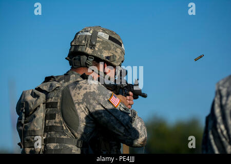 Staff Sgt. Chris Kizanis, der Boise State University, Idaho, U.S. Army finden internationale Combat Team Shooter, nimmt einen Schuß während das Gewehr Länderspiel in dem Ego-shooter vorwärts 100 Meter an Rush Ziele in verschiedenen feuern Positionen zu engagieren, während die 2015 kanadischen Streitkräften Kleinwaffen Konzentration am Connaught Bereich außerhalb von Ottawa, Kanada, Sept. 15. Die Treffsicherheit der Wettbewerb brachte in insgesamt mehr als 250 Konkurrenten aus den Britischen, Kanadischen und US-amerikanischen Streitkräfte konkurrieren in mehr als 50 Spiele mit Beteiligung Gewehr, Pistole und Light Machine Gun Veranstaltungen mit verschiedenen comba Stockfoto