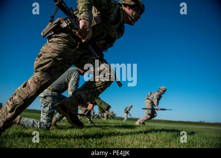 Chief Warrant Officer zwei Andy Knote, von North Chicago, US-Armee finden internationale Combat Team shooter läuft 100 Meter zum nächsten Feuern berm während eines Internationalen Rifle Match in der 2015 kanadischen Streitkräften Kleinwaffen Konzentration am Connaught Bereich außerhalb von Ottawa, Kanada. Die Treffsicherheit der Wettbewerb brachte in insgesamt mehr als 250 Konkurrenten aus den Britischen, Kanadischen und US-amerikanischen Streitkräfte konkurrieren in mehr als 50 Spiele mit Beteiligung Gewehr, Pistole und Light Machine Gun Veranstaltungen mit verschiedenen bekämpfen - wie Bewegungen und Szenarien. (U.S. Armee Foto von Master Sgt. Michel Sauret) Stockfoto