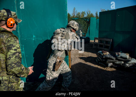 Staff Sgt. Chris Kizanis, der Boise State University, Idaho, U.S. Army finden internationale Combat Team Shooter, engagiert sich feindliche Ziele während der dynamischen pistolestrecke als Teil der 2015 kanadischen Streitkräften Kleinwaffen Konzentration am Connaught Bereich außerhalb von Ottawa, Kanada, Sept. 16. Die internationale Treffsicherheit der Wettbewerb dauerte ungefähr zwei Wochen, die in mehr als 250 insgesamt Mitbewerber aus den Britischen, Kanadischen und US-amerikanischen Streitkräfte konkurrieren in mehr als 30 Spiele mit Beteiligung Gewehr, Pistole und Light Machine Gun Veranstaltungen mit verschiedenen bekämpfen - wie Bewegungen und Szenarien. (U.S. Armee Foto von Stockfoto