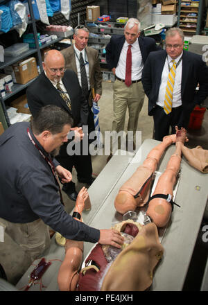 150910-N-CD 100-006: Naval Sea Systems Command Executive Director Bill Deligne (SES) erhält ein Briefing von der Naval Surface Warfare Center Panama City Abteilung Menschliche Systeme Integration Team Sept. 10, 2015, in Panama Stadt, Fla., im Hinblick auf einen kontinuierlichen menschlichen Faktoren zu studieren. Die Studie soll die Durchführbarkeit von bestimmten Arten von Operationen auf hoher See, auf alternativen Plattformen zu bestimmen. (Foto von Anthony Befugnisse, NSWC PCD) Stockfoto