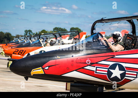 Studenten Naval Aviators führen am 15. September 2015 eine Ausbildung an Bord der T-45 Goshawk-Flugzeuge auf der Marine Corps Air Station Beaufort, South Carolina, durch. Der T-45 ist ein Trägerflugzeug des British Aerospace Hawk Mk-60 mit Rolls-Royce Adour Turbofan-Triebwerk. Die Flugzeuge sind dem Training Air Wing 1 von NAS Meridian und dem Training Air Wing 2 von NAS Kingsville für die Pilotenausbildung der Marine und des Marine Corps zugeordnet. Stockfoto