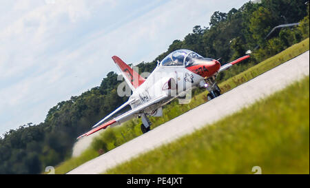 Eine T-45 Goshawk startet am 15. September 2015 von der Marine Corps Air Station Beaufort, South Carolina, während eines planmäßigen Trainingsfluges für Student Naval Aviators. Die T-45 ist ein Trägerflugzeug, das von einem Rolls-Royce Adour Turbofan-Triebwerk angetrieben wird und dazu dient, Piloten der Marine und des Marine Corps in Trägeroperationen, taktischen Manövern und Streikoperationen zu trainieren. Die Flugzeuge sind dem Training Air Wing 1 von NAS Meridian und dem Training Air Wing 2 von NAS Kingsville zugeordnet. Stockfoto