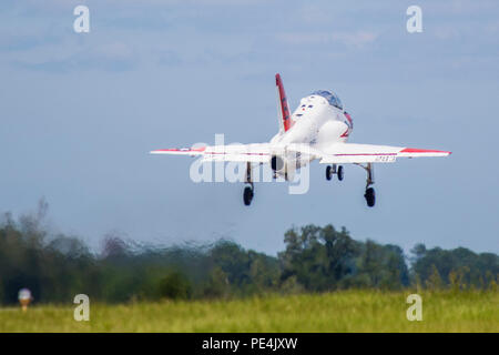 Während des Kampfpilotentrainings auf der Marine Corps Air Station Beaufort führt ein T-45 Goshawk Jet Trainer am 15. September 2015 einen Flug für Student Naval Aviators durch. Das Flugzeug, das von der British Aerospace Hawk Mk-60 abgeleitet wurde und von einem Rolls-Royce Adour Turbofan-Triebwerk angetrieben wird, ist vollständig trägerfähig und unterstützt Pilotenausbildung der Navy und des Marine Corps, einschließlich Trägeroperationen, taktischen Flugmanövern und Fähigkeiten bei Streikmissionen. Zugewiesen zu Training Air Wing 1 und Training Air Wing 2. Stockfoto