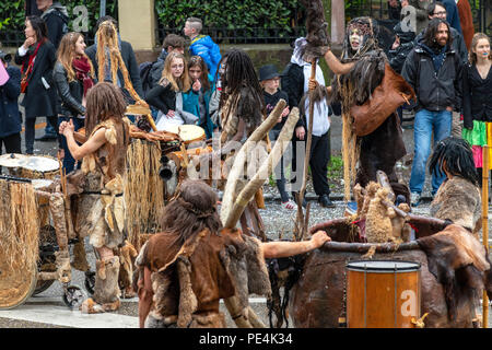 Cannibals Gruppe, prähistorischen Straße Leistung, Karnevalsumzug in Straßburg, Elsass, Frankreich, Europa, Stockfoto